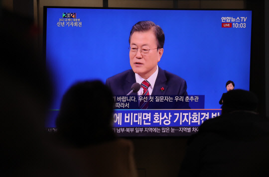 문 대통령 신년 기자회견 시청하는 시민들      (서울=연합뉴스) 이정훈 기자 = 18일 오전 서울역 대합실에서 시민들이 문재인 대통령의 신년 기자회견을 시청하고 있다. 2021.1.18      uwg806@yna.co.kr  (끝)